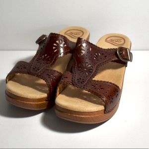 Read description sizing Dansko sandals